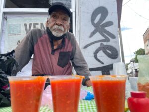 Sin su carrito pero con una mesa vuelve “El Papayitas”; una historia conmovedora y ejemplar Sin su carrito pero con una mesa vuelve “El Papayitas”; una historia conmovedora y ejemplar