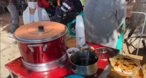 En apoyo a los peregrinos, Vicky cada año reparte almuerzos para su salida a San Juan de los Lagos En apoyo a los peregrinos, Vicky cada año reparte almuerzos para su salida a San Juan de los Lagos