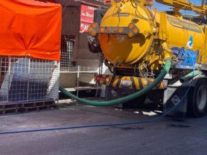 LIMPIEZA DE RED DE DRENAJE CAUSA DISCUSIONES ENTRE COMERCIANTES PORQUE UNOS SE OPONÍAN Y OTROS DICEN NO SOPORTAR LOS BROTES DE AGUAS NEGRAS LIMPIEZA DE RED DE DRENAJE CAUSA DISCUSIONES ENTRE COMERCIANTES PORQUE UNOS SE OPONÍAN Y OTROS DICEN NO SOPORTAR LOS BROTES DE AGUAS NEGRAS