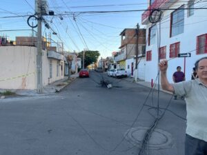 Grúa deja sin luz y con los cables tirados a vecinos de la colonia La Hacienda Grúa deja sin luz y con los cables tirados a vecinos de la colonia La Hacienda