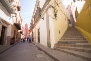 Resguardan patrimonio y sacan brillo a calles del centro histórico de Guanajuato Capital Resguardan patrimonio y sacan brillo a calles del centro histórico de Guanajuato Capital