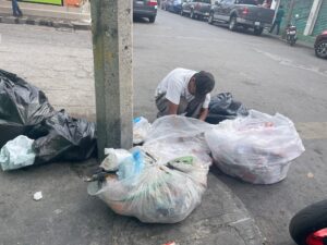 TIANGUISTAS Y LUGAREÑOS ADEMÁS DE LA FALTA DE PASE DE RUTA DE RECOLECCIÓN, VUELVE A GENERAR AMONTONAMIENTOS DE BASURA AFECTANDO A OTROS COMERCIANTES TIANGUISTAS Y LUGAREÑOS ADEMÁS DE LA FALTA DE PASE DE RUTA DE RECOLECCIÓN, VUELVE A GENERAR AMONTONAMIENTOS DE BASURA AFECTANDO A OTROS COMERCIANTES