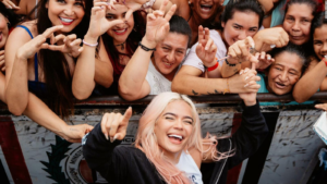 Karol G cura el cora y empodera a mujeres y niñas Karol G cura el cora y empodera a mujeres y niñas