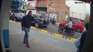 Captan el momento en que un delincuente entra y huye de un negocio de la zona centro donde cometió un robo Captan el momento en que un delincuente entra y huye de un negocio de la zona centro donde cometió un robo