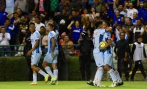 Cruz Azul gana ante León; hubo cinco goles y el partido se detuvo algunos minutos por un apagón Cruz Azul gana ante León; hubo cinco goles y el partido se detuvo algunos minutos por un apagón