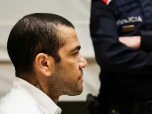 Dani Alves es condenado a cuatro años y medio de cárcel por violación Dani Alves es condenado a cuatro años y medio de cárcel por violación