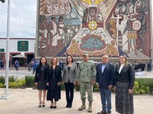 Rinden guardia de honor a la estatua del Vasco de Quiroga Rinden guardia de honor a la estatua del Vasco de Quiroga