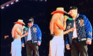 Karol G amadrina a Xavi durante su último concierto en el Estadio Azteca Karol G amadrina a Xavi durante su último concierto en el Estadio Azteca