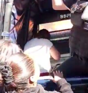 Policías dejan a una madre golpear a la presunta asesina de su hijo Policías dejan a una madre golpear a la presunta asesina de su hijo