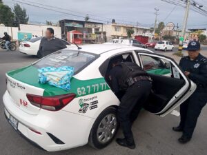 Policías auxilian a una mujer en labor de parto a bordo de un taxi Policías auxilian a una mujer en labor de parto a bordo de un taxi