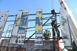 Retiro de lonas y espectaculares continuará para evitar riesgos en la ciudadanía Retiro de lonas y espectaculares continuará para evitar riesgos en la ciudadanía