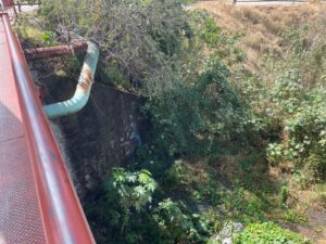 MALOS OLORES DELATARON AL MENOS TRES FUGAS DE AGUA NEGRA QUE VAN A PARAR AL RÍO LERMA EN EL PUENTE EL MOLINITO MALOS OLORES DELATARON AL MENOS TRES FUGAS DE AGUA NEGRA QUE VAN A PARAR AL RÍO LERMA EN EL PUENTE EL MOLINITO