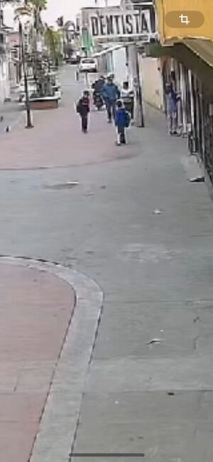 OTRA VEZ CAPTAN UN DELITO EN CÁMARA DE SEGURIDAD TRAS ROBO DE CELULAR A MUJER QUE CAMINA CON NIÑOS OTRA VEZ CAPTAN UN DELITO EN CÁMARA DE SEGURIDAD TRAS ROBO DE CELULAR A MUJER QUE CAMINA CON NIÑOS