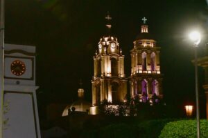 Iluminan la torre y cúpula del Templo de la Tercera Orden Iluminan la torre y cúpula del Templo de la Tercera Orden