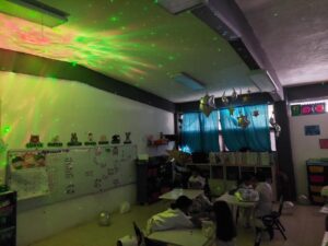 Estudiantes se embarcan en un viaje por los planetas del Sistema Solar. Estudiantes se embarcan en un viaje por los planetas del Sistema Solar.