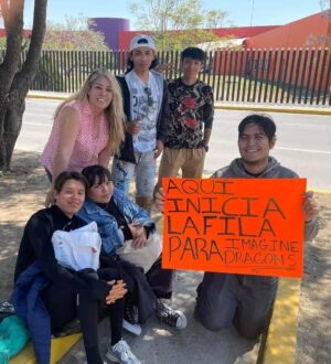 Fans de Imagine Dragons ya empiezan a formarse para el concierto Fans de Imagine Dragons ya empiezan a formarse para el concierto