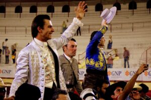 La gente fue a divertirse y al final salieron contentos por la actuación de los toreros La gente fue a divertirse y al final salieron contentos por la actuación de los toreros