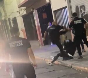 Cadeneros dejan inconsciente a un joven frente al Bar Chabola en León Cadeneros dejan inconsciente a un joven frente al Bar Chabola en León