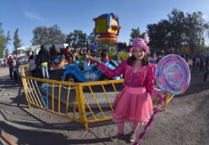 Llevan actividades de la Feria de las Fresas a Tomelópez Llevan actividades de la Feria de las Fresas a Tomelópez