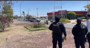 Matan dos elementos de tránsito frente a la Mega Bandera Matan dos elementos de tránsito frente a la Mega Bandera