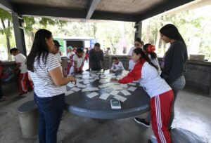 DISFRUTAN CAMPAMENTO EN FAMILIA DISFRUTAN CAMPAMENTO EN FAMILIA