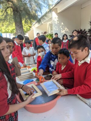 Alumnos de la Primaria Vicente Guerrero hacen arte con reciclaje Alumnos de la Primaria Vicente Guerrero hacen arte con reciclaje
