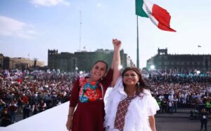 Arranca Claudia Sheinbaum en el Zócalo y lee los 100 compromisos Arranca Claudia Sheinbaum en el Zócalo y lee los 100 compromisos