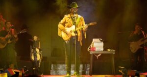 Edén Muñoz pone a cantar y bailar en el penúltimo día de la feria Edén Muñoz pone a cantar y bailar en el penúltimo día de la feria