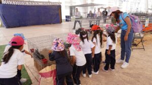 Llevan a estudiantes de comunidad a disfrutar de la feria Llevan a estudiantes de comunidad a disfrutar de la feria