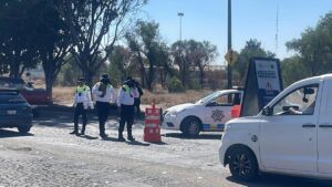 Realizan operativo vehicular para revisión de documentos a un lado de la Bimbo Realizan operativo vehicular para revisión de documentos a un lado de la Bimbo