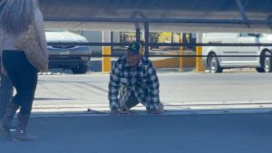 Peatones arriesgan su vida por tren detenido más de una hora Peatones arriesgan su vida por tren detenido más de una hora