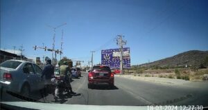 En segundos rompen cristal y roban pertenencias de un automóvil en Irapuato (video) En segundos rompen cristal y roban pertenencias de un automóvil en Irapuato (video)