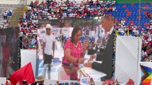 Sella con su sangre Xóchitl Gálvez un acuerdo para programas sociales en su mensaje de campaña con Libia Dennise en Irapuato Sella con su sangre Xóchitl Gálvez un acuerdo para programas sociales en su mensaje de campaña con Libia Dennise en Irapuato