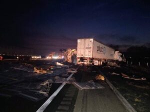 CHOQUE DE TRAILERS Y UN VEHÍCULO ARROJÓ COMO RESULTADO DOS FALLECIDOS Y CINCO LESIONADOS CHOQUE DE TRAILERS Y UN VEHÍCULO ARROJÓ COMO RESULTADO DOS FALLECIDOS Y CINCO LESIONADOS