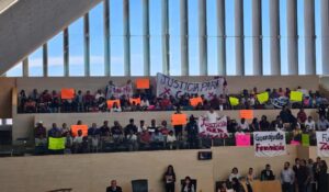 Se manifiesta Alma Alcaraz en el Congreso del Estado Se manifiesta Alma Alcaraz en el Congreso del Estado