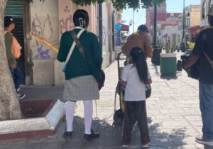 ORGANIZAN COLECTA DE JUGUETES PARA OBSEQUIARLOS EL DÍA DEL NIÑO DURANTE UN DESFILE ORGANIZAN COLECTA DE JUGUETES PARA OBSEQUIARLOS EL DÍA DEL NIÑO DURANTE UN DESFILE