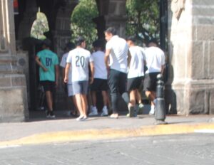 DEPORTISTAS TLAXCALTECAS SON RECIBIDOS EN EL CENTRO HISTÓRICO CON OLORES PESTILENTES QUE LES GENERARON NÁUSEAS DEPORTISTAS TLAXCALTECAS SON RECIBIDOS EN EL CENTRO HISTÓRICO CON OLORES PESTILENTES QUE LES GENERARON NÁUSEAS
