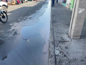 FUGA EN RED DE CMAPAS GENERÓ DESPERDICIO DE AGUA POTABLE EN LA CALLE 5 DE MAYO FUGA EN RED DE CMAPAS GENERÓ DESPERDICIO DE AGUA POTABLE EN LA CALLE 5 DE MAYO