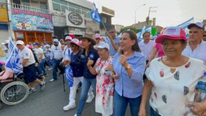 Comerciantes marchan con Lorena Alfaro Comerciantes marchan con Lorena Alfaro