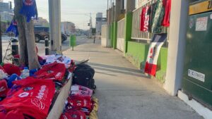 Desplazan a hombre que vendía playeras de la trinca cerca del Hospital General Desplazan a hombre que vendía playeras de la trinca cerca del Hospital General