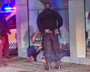 TERCER HECHO VIOLENTO DEL DÍA: ASESINAN A VIGILANTE DE BAR UBICADO EN LA COLONIA EL EDÉN TERCER HECHO VIOLENTO DEL DÍA: ASESINAN A VIGILANTE DE BAR UBICADO EN LA COLONIA EL EDÉN