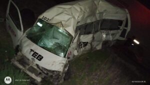 Tren impacta a camioneta de transporte que se quedó atorada Tren impacta a camioneta de transporte que se quedó atorada
