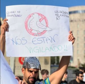 ¿Cómo? Españoles marcharon contra los pájaros porque “no existen” ¿Cómo? Españoles marcharon contra los pájaros porque “no existen”