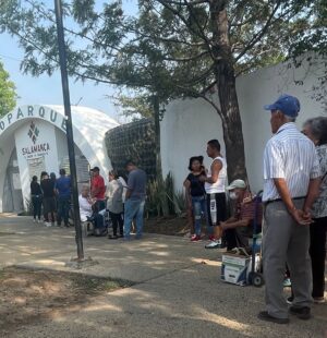 TARDANZA EN APERTURA DE CASILLA DESESPERA A VOTANTES: ALGUNOS ABANDONAN LA FILA TARDANZA EN APERTURA DE CASILLA DESESPERA A VOTANTES: ALGUNOS ABANDONAN LA FILA