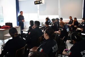CAPACITAN A POLICÍAS MUNICIPALES EN VIOLENCIA DE GÉNERO FAMILIAR CAPACITAN A POLICÍAS MUNICIPALES EN VIOLENCIA DE GÉNERO FAMILIAR