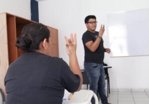 CAPACITAN A CADETES DE POLICÍA EN LENGUAJE DE SEÑAS CAPACITAN A CADETES DE POLICÍA EN LENGUAJE DE SEÑAS