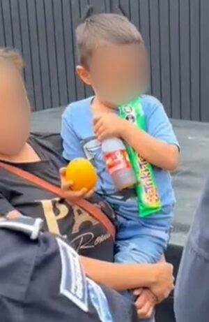 POLICÍAS RESGUARDAN Y ENTREGAN A UN MENOR EXTRAVIADO A SUS FAMILIARES POLICÍAS RESGUARDAN Y ENTREGAN A UN MENOR EXTRAVIADO A SUS FAMILIARES