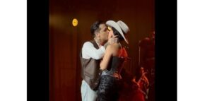 Christian Nodal y Ángela Aguilar se besan en el escenario y enloquecen al Auditorio Nacional Christian Nodal y Ángela Aguilar se besan en el escenario y enloquecen al Auditorio Nacional