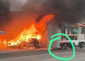 Delincuentes matan a un hombre e incendian mueblería cercana a la Sub Procuraduría en Celaya Delincuentes matan a un hombre e incendian mueblería cercana a la Sub Procuraduría en Celaya