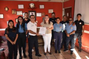 Chío Cervantes entrega escrituras de predio a Bomberos Chío Cervantes entrega escrituras de predio a Bomberos